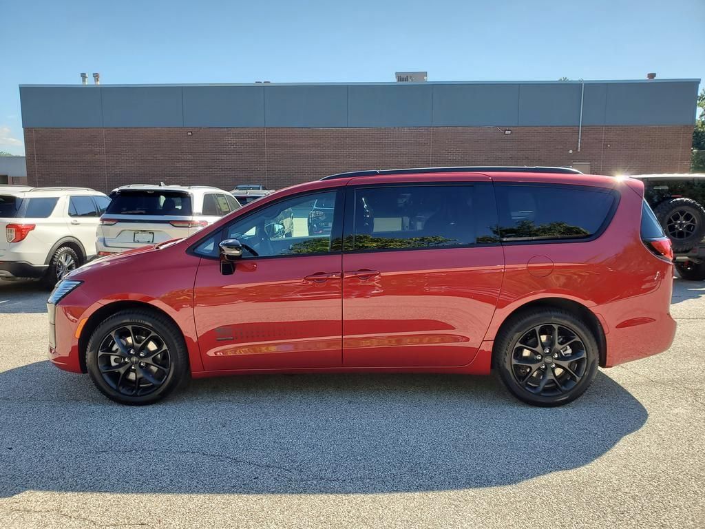 New 2027 Chrysler Pacifica Select AWD/4WD image 3