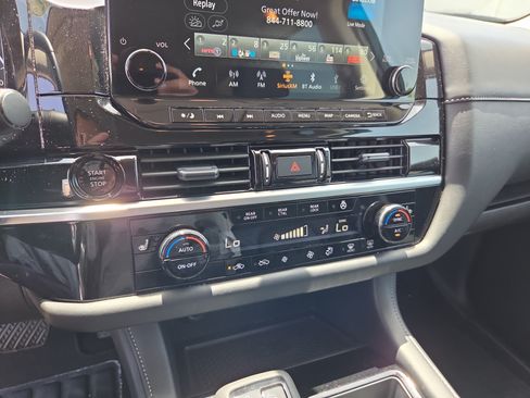 Used 2025 Nissan Pathfinder SL AWD/4WD image 23