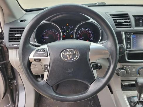 Used 2013 Toyota Highlander FWD w/ Cold Weather Pkg image 21