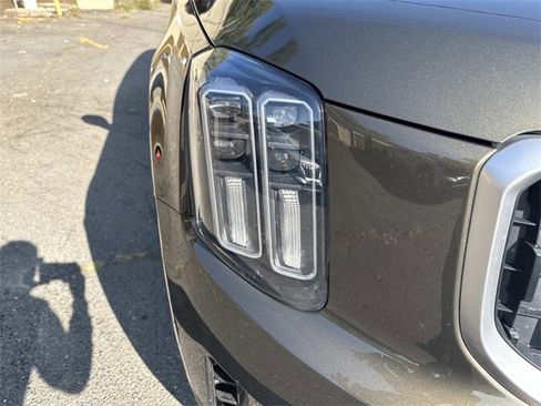 Used 2024 Kia Telluride EX w/ EX Captain's Chair Package image 11