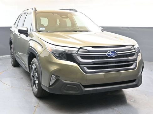 Certified 2025 Subaru Forester Premium AWD/4WD image 8