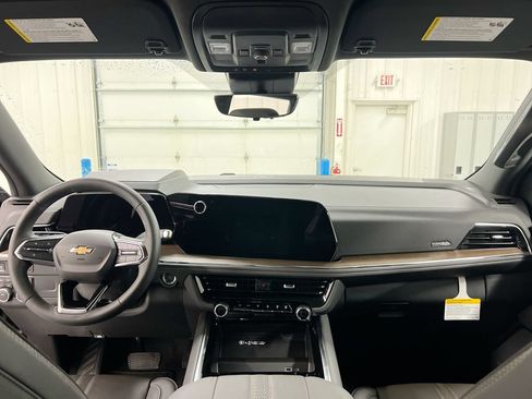 Used 2025 Chevrolet Suburban High Country AWD/4WD image 10