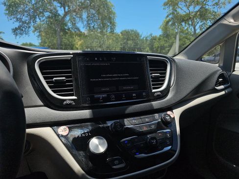 Used 2024 Chrysler Pacifica Touring-L FWD image 19