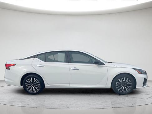 Used 2025 Nissan Altima 2.5 SV FWD image 2