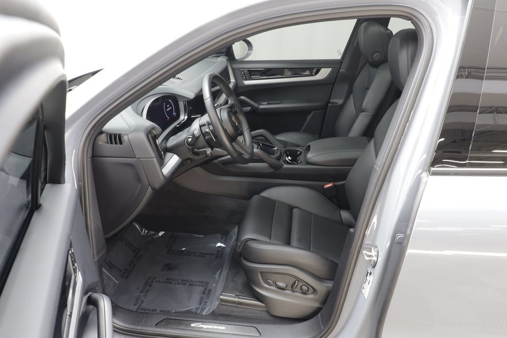 Used 2025 Porsche Cayenne AWD/4WD image 6