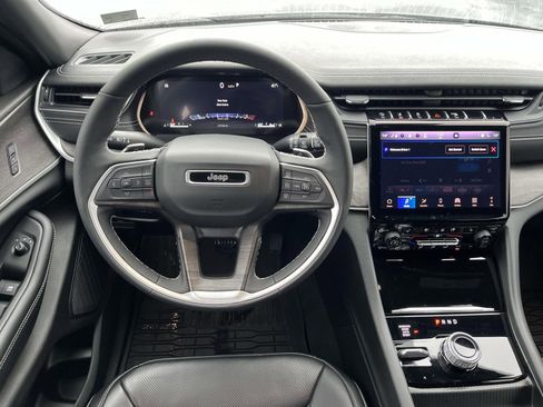 Used 2025 Jeep Grand Cherokee L Limited w/ Luxury Tech Group II image 12