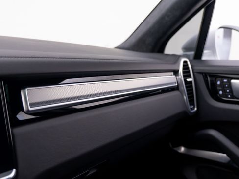 Used 2023 Porsche Cayenne Turbo AWD/4WD image 34