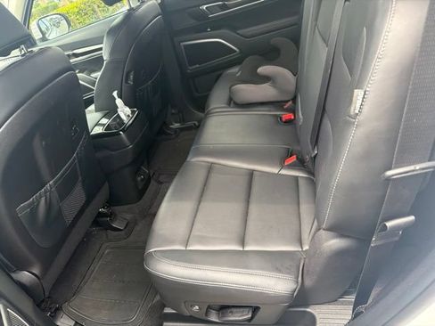Used 2025 Kia Telluride LX FWD image 11