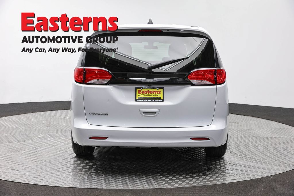 Used 2022 Chrysler Voyager LX FWD image 6