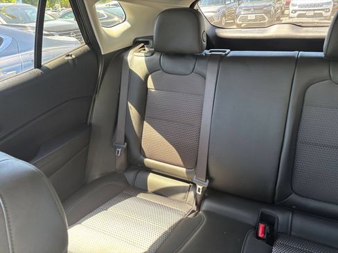Used 2025 Chevrolet Trax LT FWD image 38
