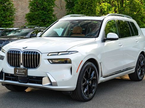 Used 2025 BMW X7 xDrive40i w/ Premium Package AWD/4WD image 3
