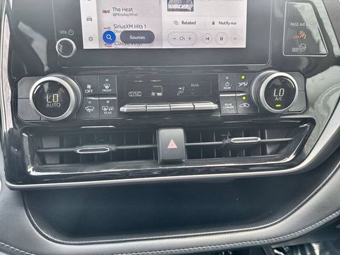 Used 2024 Toyota Highlander LE AWD/4WD image 27