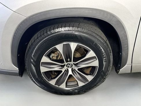 Used 2023 Toyota Highlander XLE FWD image 4