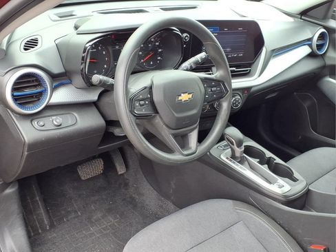 Used 2024 Chevrolet Trax LS w/ LS Convenience Package FWD image 3