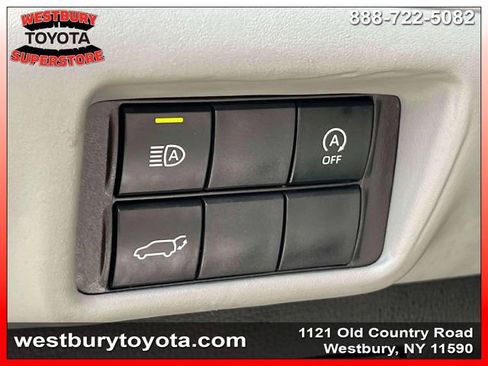 Used 2024 Toyota Highlander XLE image 24