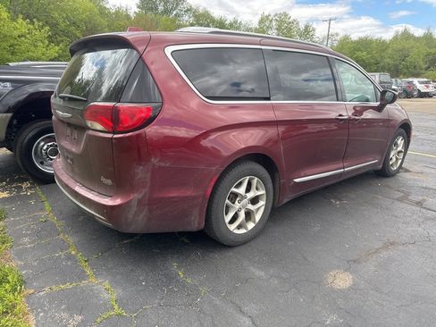 Used 2020 Chrysler Pacifica Touring-L w/ Tire & Wheel Group FWD image 4