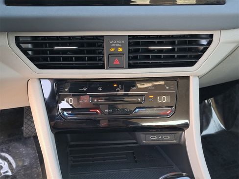 Certified 2025 Volkswagen Jetta SE w/ Sunroof Package image 23