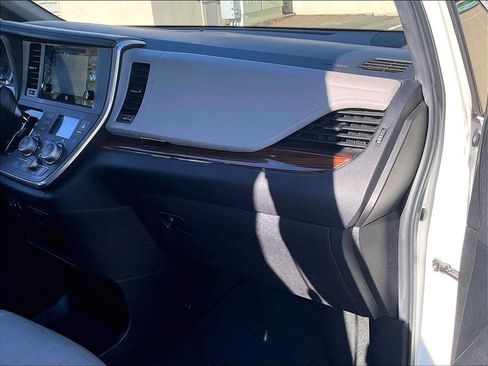 Used 2016 Toyota Sienna Limited FWD image 17
