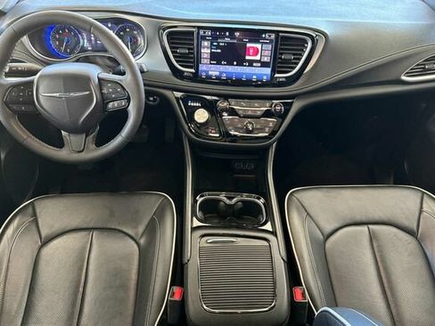 Certified 2025 Chrysler Pacifica Limited FWD image 10