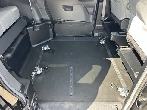 Used 2024 Toyota Sienna LE FWD image 5