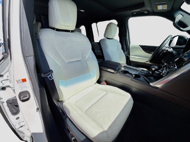 Used 2024 Lexus LX 600 4WD w/ Luxury Package image 16