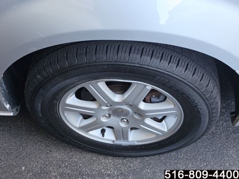 Used 2012 Chrysler Town & Country Touring image 7