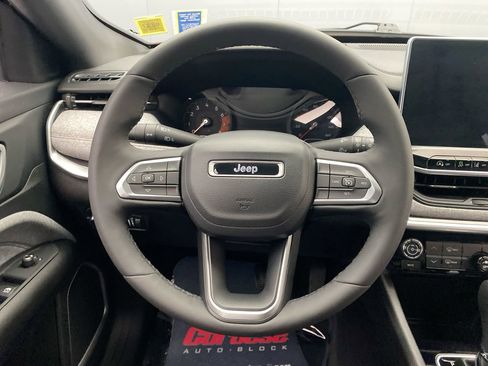 Used 2023 Jeep Compass Latitude AWD/4WD image 16