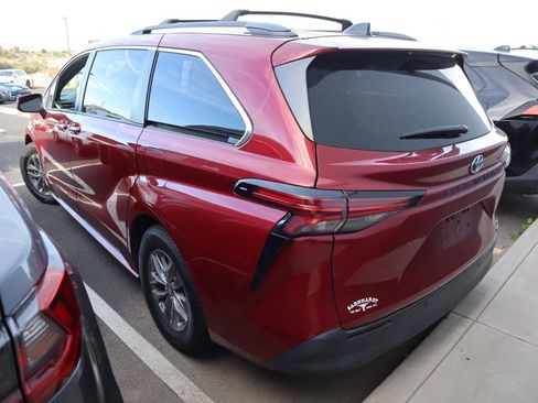 Used 2021 Toyota Sienna XLE image 2