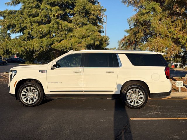 Used 2025 GMC Yukon XL Denali AWD/4WD image 9