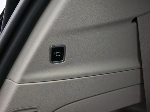 Used 2024 Chrysler Pacifica Touring-L image 7