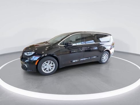 Used 2025 Chrysler Pacifica Select FWD image 4