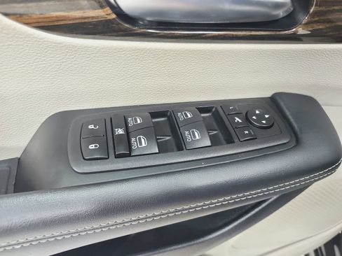 Used 2023 Chrysler Pacifica Limited FWD image 39