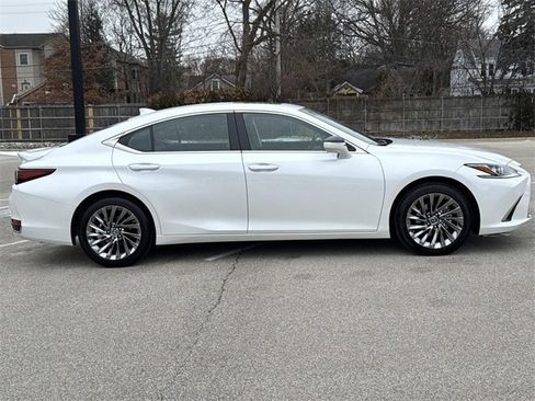 Used 2025 Lexus ES 300h w/ Luxury Package image 4