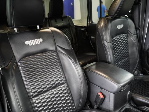 Used 2019 Jeep Wrangler Unlimited Sahara AWD/4WD image 25