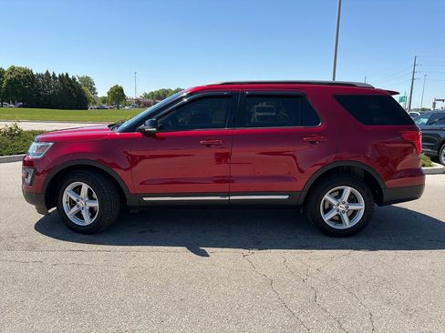 Used 2017 Ford Explorer XLT w/ Equipment Group 202A AWD/4WD image 4
