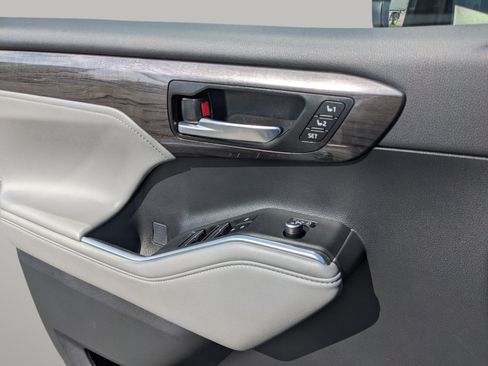 Used 2023 Toyota Highlander Limited FWD image 25