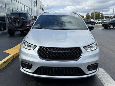 New 2026 Chrysler Pacifica Limited image 2