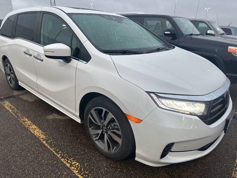 Used 2023 Honda Odyssey Touring image 3
