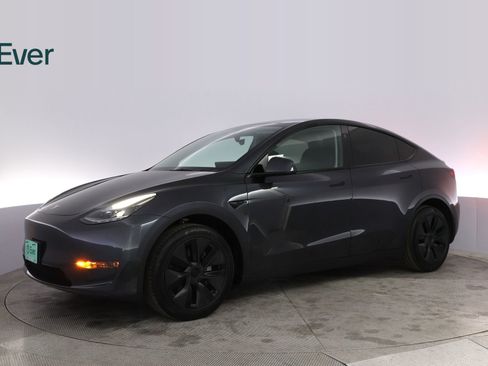 Used 2025 Tesla Model Y Long Range RWD image 18