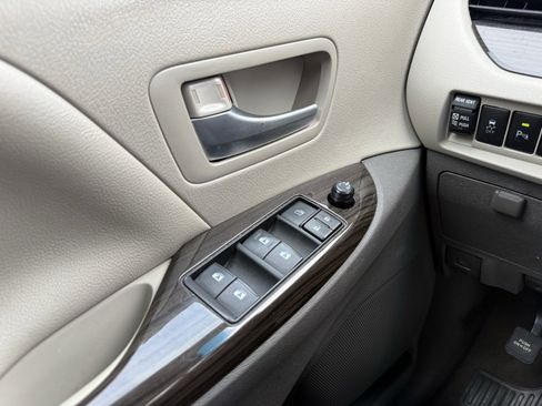 Used 2017 Toyota Sienna XLE image 12
