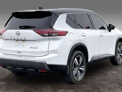 Used 2024 Nissan Rogue SL w/ SL Premium Package image 2