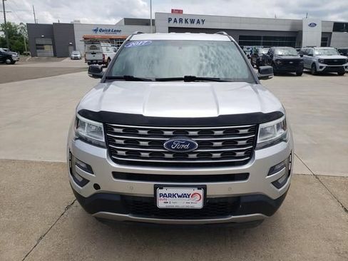 Used 2017 Ford Explorer XLT w/ XLT Technology Feature Bundle AWD/4WD image 11