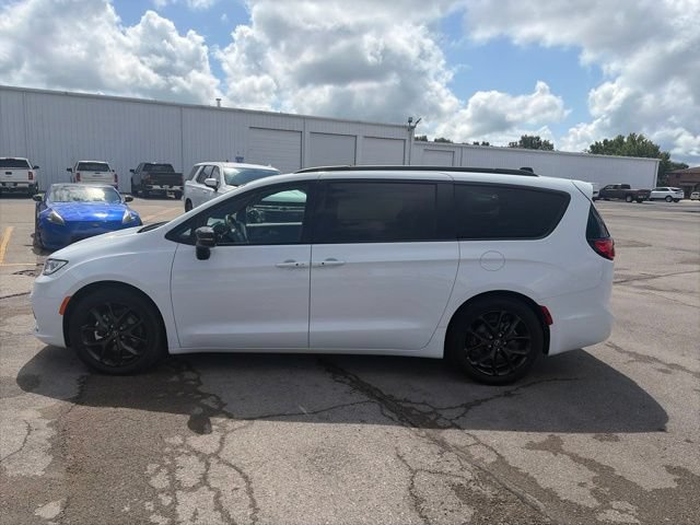 Used 2025 Chrysler Pacifica Limited FWD image 3