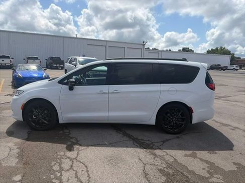 Used 2025 Chrysler Pacifica Limited FWD image 3