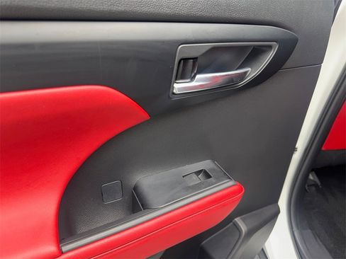 Used 2024 Toyota Highlander FWD image 39