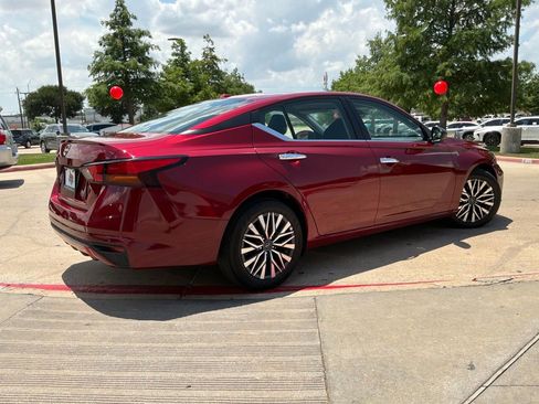 Used 2025 Nissan Altima 2.5 SV FWD image 6