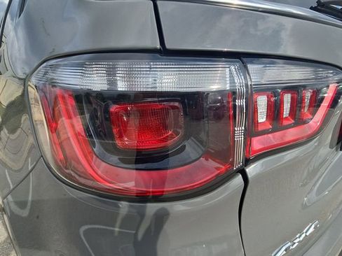 Used 2022 Jeep Compass Limited image 33