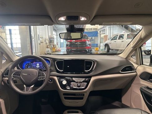 Used 2024 Chrysler Pacifica Touring-L image 15