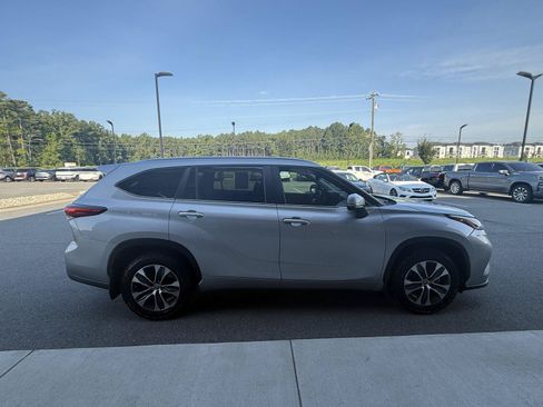 Used 2023 Toyota Highlander XLE FWD image 32