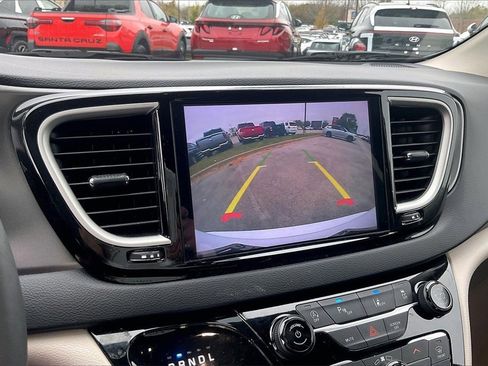 Used 2024 Chrysler Pacifica Touring-L image 20